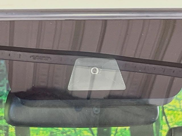 【ホンダセンシング】走行中に前方の車両等を認識し、衝突しそうな時は警報とブレーキで衝突回避と被害軽減をアシスト。より安全にドライブをお楽しみいただけます。