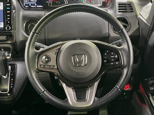 【車線維持支援システム】高速道路走行時、車線からはみ出しそうな時にステアリングを制御。より安心・安全な運転をサポートしてくれます！