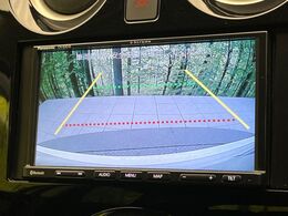 【バックカメラ】駐車時に後方がリアルタイム映像で確認できます。大型商業施設や立体駐車場での駐車時や、夜間のバック時に大活躍！運転スキルに関わらず、今や必須となった装備のひとつです！