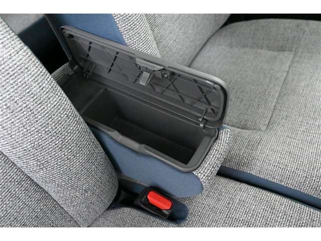 ■フロントセンターアームレストボックス装備　　フタを開けると収納スペースがあります。