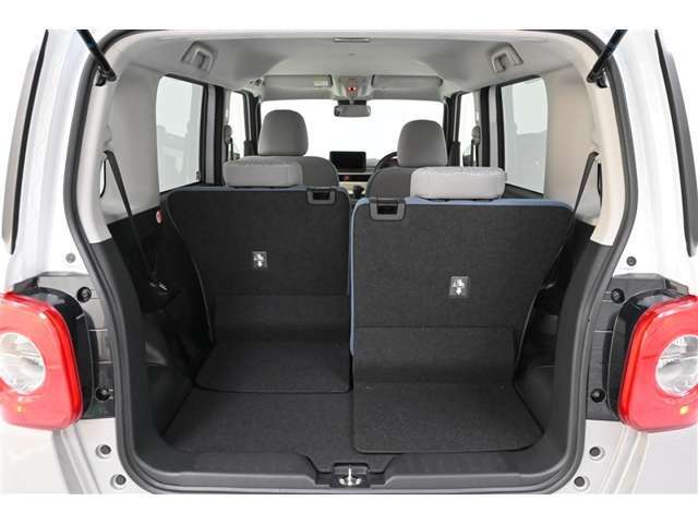 ◇後席のシートスライドに連動してデッキボードも前後に動くので、前にスライドするとさらに奥行きがあるスペースになります。