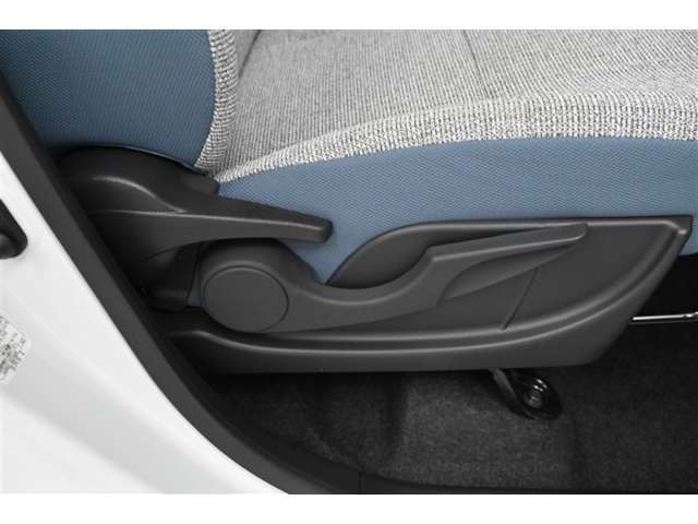 運転席にはリクライニング＋シート上下アジャスターレバーを装備。