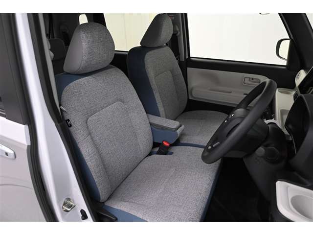 運転席/助手席です。　ベンチ風シートでゆったり座れます。■アームレスト 装備（フロントシート）