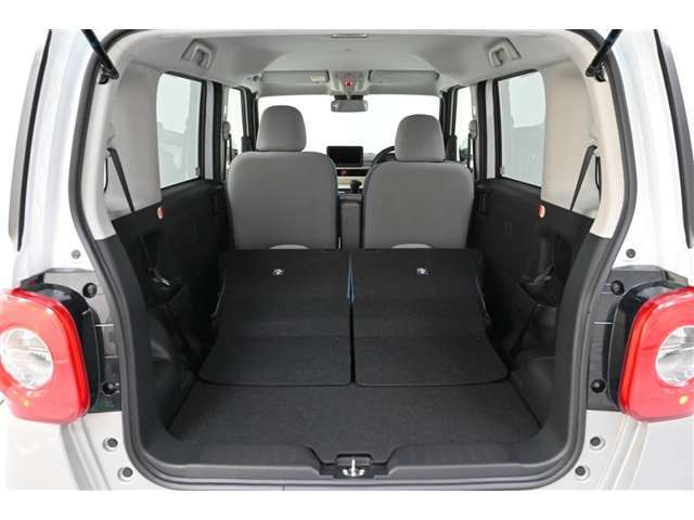 ◇後席シートバックを両側倒した状態です。　奥行きがあるスペースになります。