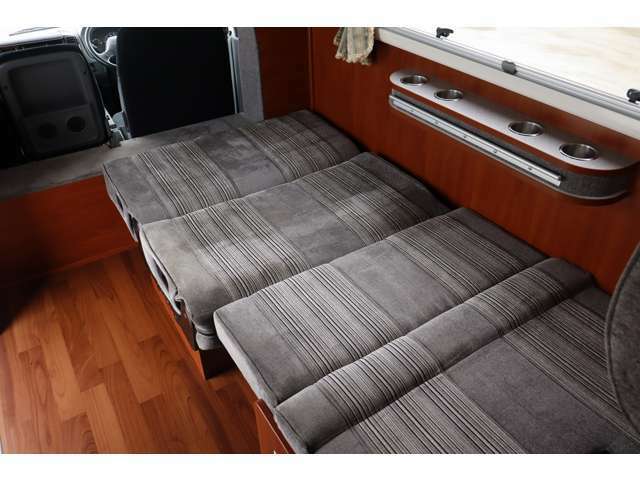 ダイネットはベッド展開可能です。　ベッドサイズは190cm×90cm程です。