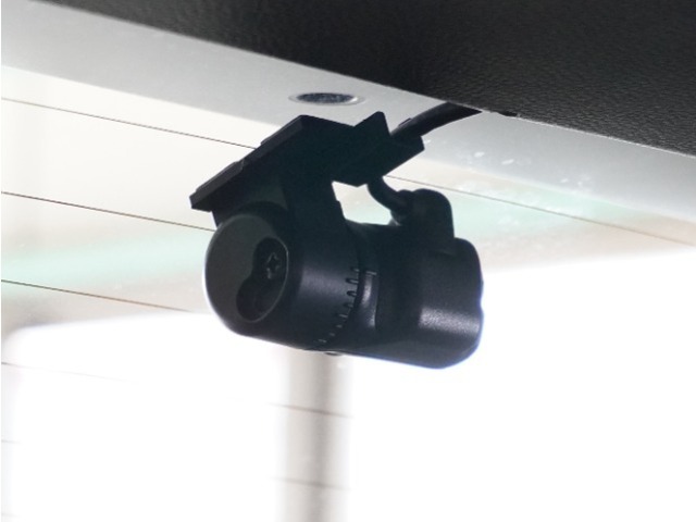 この車にはリアにもドライブレコーダーを装備しております◆映像・音声などを記録する自動車用の装置です。　もしもの事故の際の記録はもちろん、旅行の際の思い出としてドライブの映像を楽しむことができます。