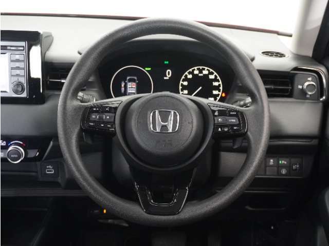 【Honda SENSING】 カメラ等装置で精度の高い検知能力を発揮、安全運転を支援します。ステアリング上のコントローラーに注目！