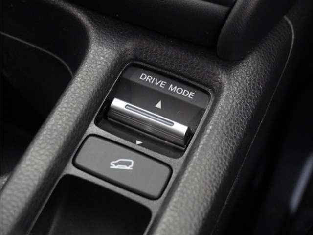 【ドライブモード】複数ある走行モードを切り替えることができ、選択したモードに応じた走行性能へ車両を制御します。