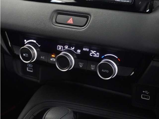 ◆オートエアコン装備◆　お好みの温度を設定をするだけで、後は、自動で風量を調節してくれます！快適にドライブが楽しめます。