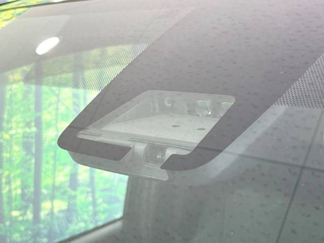 【プリクラッシュセーフティ】前方の車両等を検知し、衝突しそうな時は警報で注意を促し、ブレーキを踏む力をサポート。ブレーキを踏めなかった場合は衝突被害軽減ブレーキが作動、衝突回避をサポートします。
