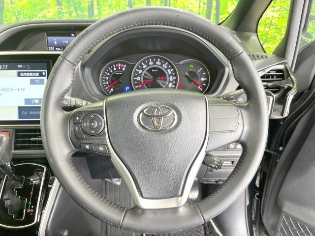 【純正革巻きステアリング】上質な革を使用することで、手にしっかり馴染みとても運転しやすいハンドルです♪