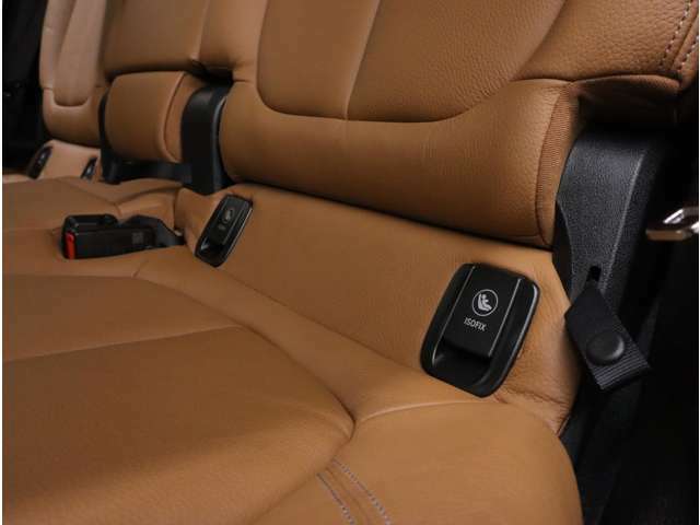 シートベルトを使わずに、安定したチャイルドシートの固定が可能な「ISO-FIX」にも対応しています。