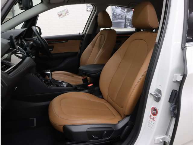 ブラウンレザー・パワーシートは運転席メモリー付、前席ヒーターを内蔵。着座位置がやや高めなセミコマンドポジションにより、乗降性に優れ、良好な視界を確保できるため、前方の交通状況の確認が容易です。