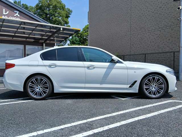 車両販売以外にも整備や車検、鈑金、ドラレコやAftermarketナビ取り付け、ガラスコーティング施工なども専門店ならではの安心価格にて対応可能です。