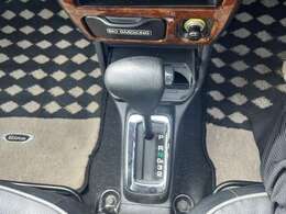 運転に使用するシフトレバー。しっかりと確認したいですね。