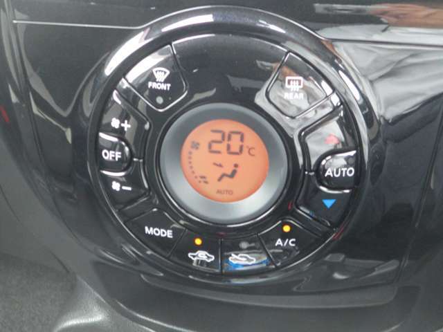 見やすいデジタル表示のオートエアコン！暑い時・寒い時も設定した温度に車内を自動で調節。快適なドライブをサポートしてくれます♪