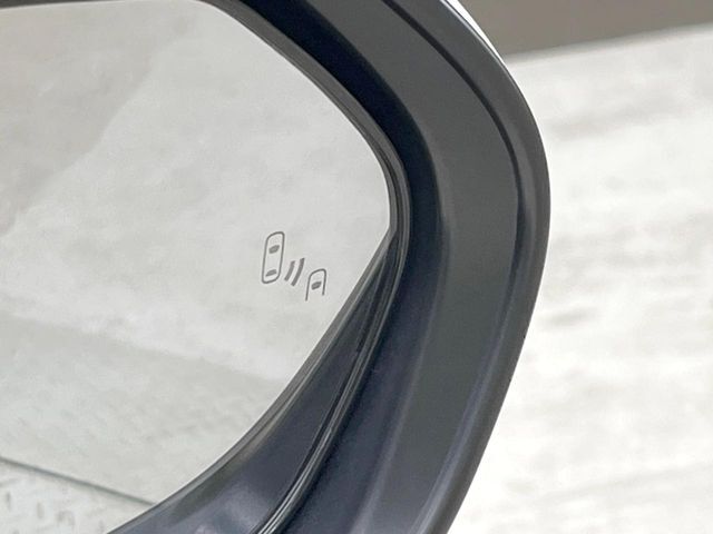 【ブラインドスポットモニター】走行中、ドアミラーの死角になりやすい箇所に後続車が接近するとサイドミラーのレンズに警告を表示！ドライバーに注意喚起をしてくれます。
