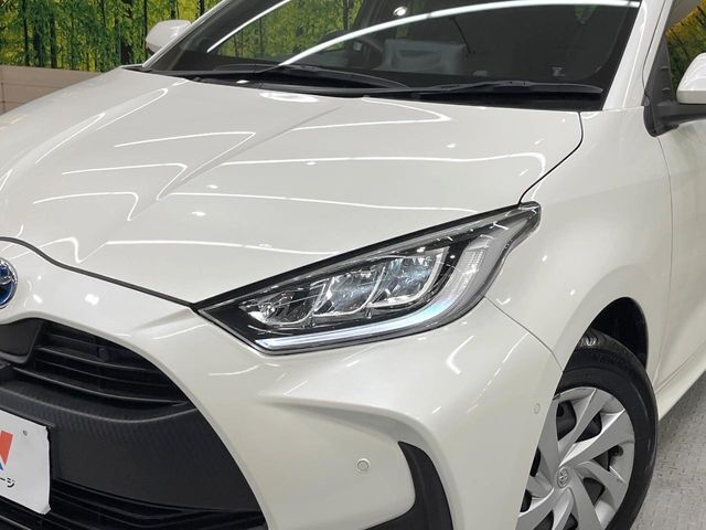 【LEDヘッドライト】悪天候や夜間走行時も良好な視界を確保し安心して運転できる高輝度LEDヘッドライトを装備！点灯速度が早く、消費電力も抑えられています。
