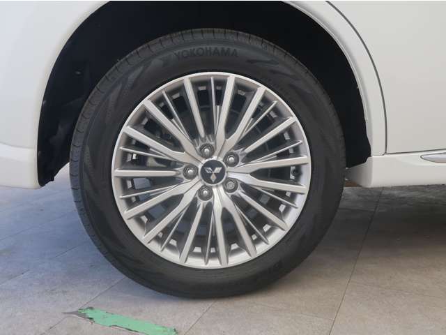 純正18インチアルミ　タイヤサイズ225/55R18