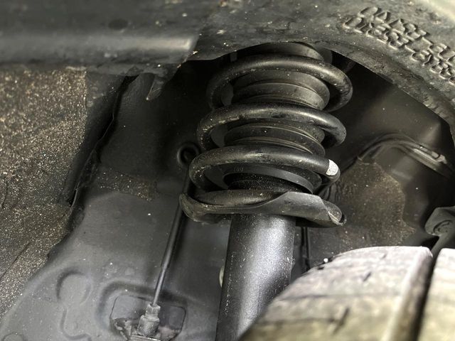お車を安心してお乗りいただく為には、足回りの定期点検が欠かせません。サービスサポート（有償保証）では無料点検もご提供しており、安心のカーライフをお過ごしいただけるサポート体制が整っています。