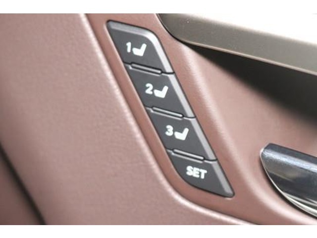 シートメモリー機能。シート位置を記憶させるとワンタッチで、設定したシート位置に可動します。