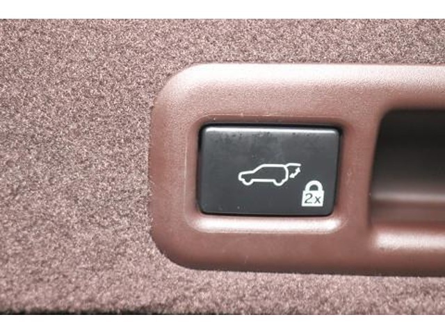 このボタンを押すと、トランク（バックドア）を電動で開閉できます。