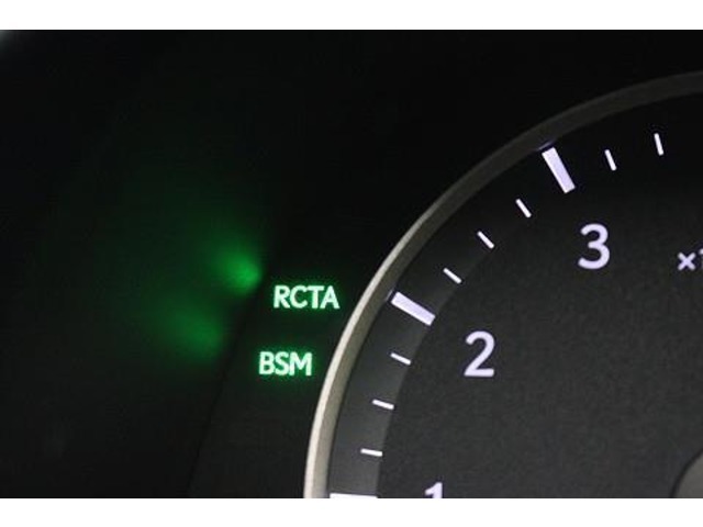 BSM（ブラインドスポットモニター）を装備。　隣の車線を走る車両が死角エリアに入ると、ドアミラーのインジケーターが光ってお知らせ！