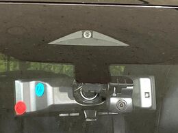 【インテリジェントエマージェンシーブレーキ】フロントカメラで前方の車両や歩行者を検知。衝突しそうな時は衝突被害軽減ブレーキが作動、衝突回避をサポート。より安全にドライブをお楽しみいただけます。
