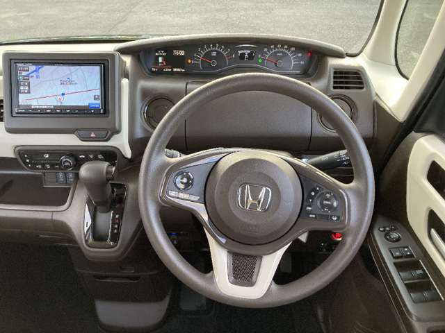 ●仕入れ段階で徹底したチェックを行い、厳しい審査にパスした車だけを展示・販売しています。弊社ではこれをプロチェックと呼び、数十の独自チェック項目に基づき、車の状態を調べ上げています。