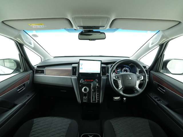 内装には木目調のパネルが使用されており、気品ある車内を演出してくれます！インパネ周辺は様々な機能を備えながらも扱いやすくスッキリとまとまっております！