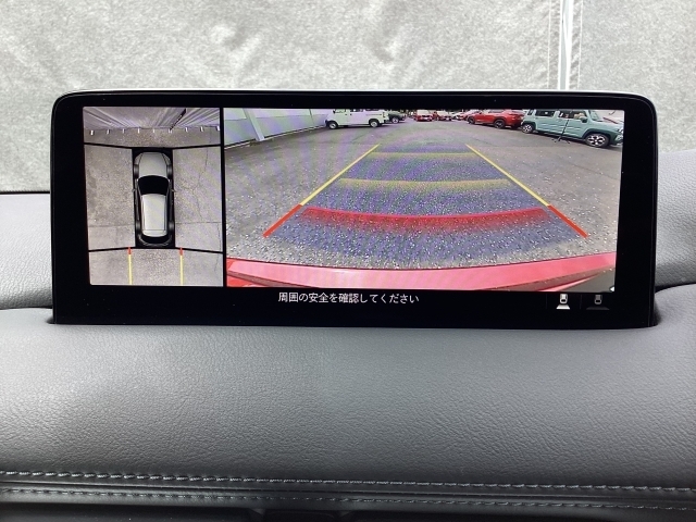 狭い場所での駐車やすれ違いなどでより的確な運転操作に役立つ360°ビューモニターが装備されています。