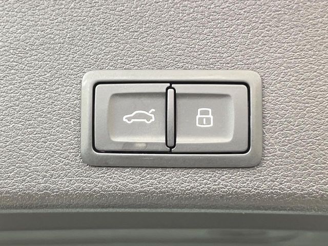 ●電動リアゲート：ワンタッチでリアゲートの開閉ができ、荷物などで両手が塞がっている状態でも簡単に開閉ができる便利機能です。