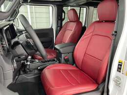 目が覚めるようなレッドカラーが印象的なレッドナッパレザーインテリア。ルビコンカラーであるレッドステッチが入るルビコン392のNEWインテリアです！