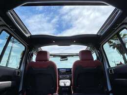 日本でも人気の高いスカイワンタッチパワートップ装着車です。電動なのでその場の気分で自由に開け閉めOK！前から後ろまでフルオープンになるスカイトップならではの解放感はハンパないほど気持ちいい！！