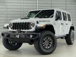 ファクトリーチューンによる1.5インチリフトアップ！通常のルビコンと比較するとかなりワイルドな印象です。