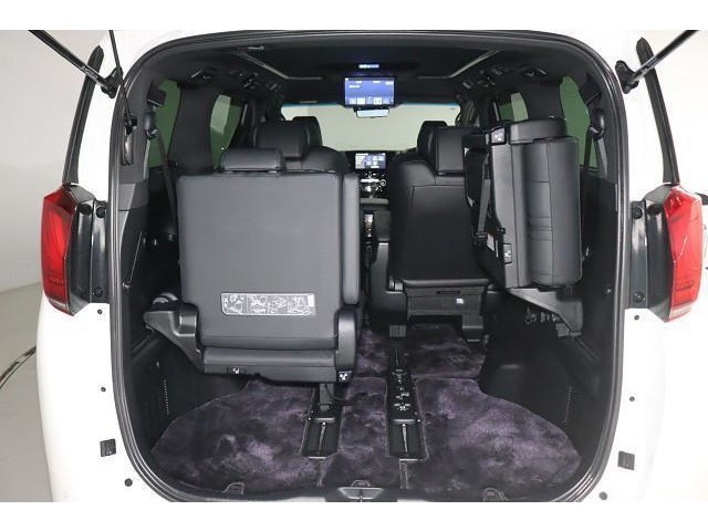 分割可倒式のシート！片方倒せば長めの荷物、両方倒せばたくさんの荷物を積むことができます。