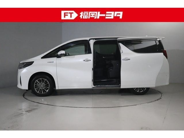 スライドドアは狭い場所での乗り降りにとても便利です。