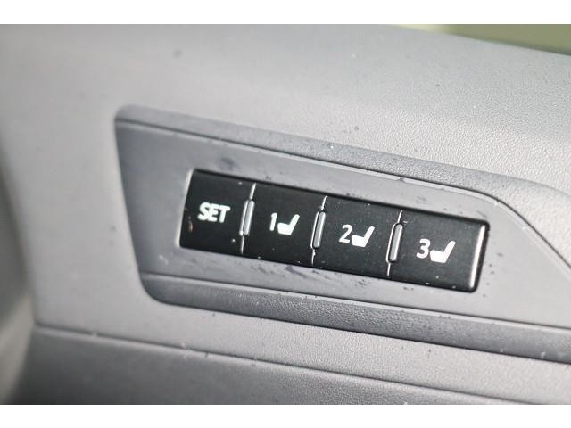 シートメモリー機能。シート位置を記憶させるとワンタッチで、設定したシート位置に可動します。