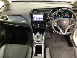 車内は光触媒抗菌消臭施工済です。インパネ周りはスタイリッシュなデザインです。グローブボックスやカップホルダーのほかにトレーなどたくさんの収納スペースが付いています。