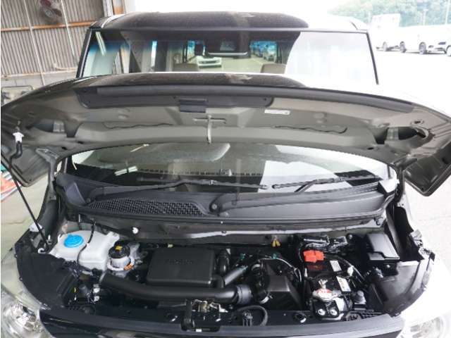 エンジンは車の心臓部分です。このエンジンルームが汚いとトラブルの基になります。当店は専用の液剤を使って徹底的に綺麗にします。