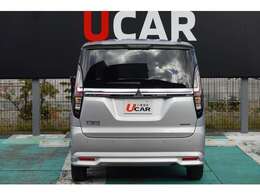 リヤワイパー付きで雨の日の後方視界を確保！！