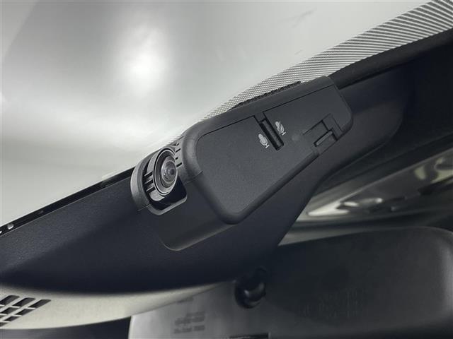 【ドライブレコーダー】映像・音声などの運転中の記録を残します。事故などを起こした起こされた時の証拠になりえますので、もしも時でも安心ですね。