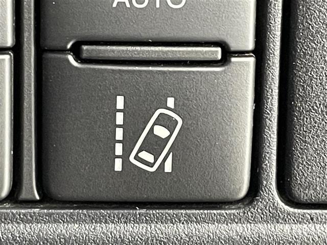 【レーンディパーチャーアラート（LDA）】クルマが車線または走路から逸脱する可能性がある場合に、ブザーまたはハンドルの振動により注意をうながします。機能には限界があるためご注意ください。