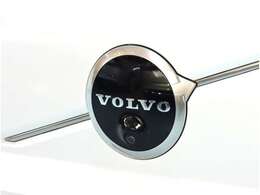 時代に合わせて変化するエンブレムデザイン。センターを斜めに大きく横切るラインと黒地に銀のアイアンマーク、これが最新ボルボのキャラクターアイコンです。エンブレムにはフロントカメラを内蔵しています。