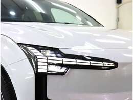 北欧神話に登場する雷神「thol」が持つ武器「トールハンマー」をモチーフにした、ひときわ印象的なT字型のLEDヘッドライトは、新世代ボルボを象徴するデザインアイコン。高い視認性・被視認性を誇ります。