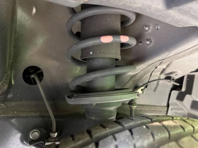 お車を安心してお乗りいただく為には、足回りの定期点検が欠かせません。サービスサポート（有償保証）では無料点検もご提供しており、安心のカーライフをお過ごしいただけるサポート体制が整っています。