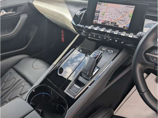 電子制御8速オートマチック（EAT8）/電子制御パーキングブレーキ/ワイヤレス充電器