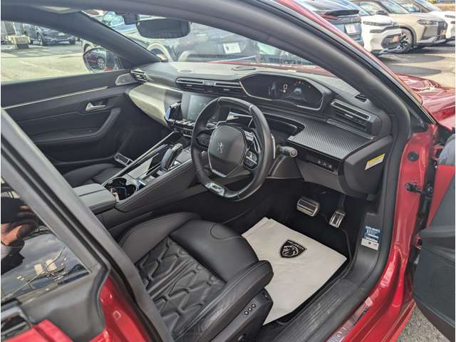 運転席周辺は、プジョー独自の設計思想が生み出した『 i-Cockpit』