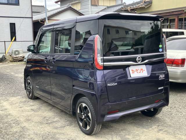 当社のこだわりとして、展示前にはシートやフロアマットまではずして、洗浄、除菌を行います！手間がかかりますが、車内の臭い、汚れもとれますので、気持ちよくお乗りいただけます！