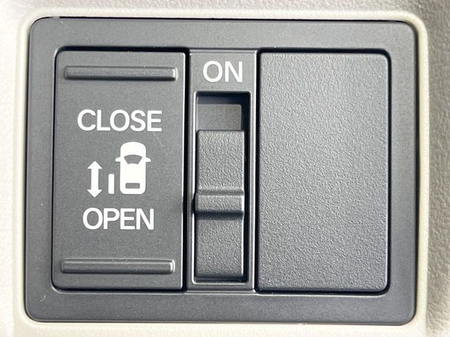 【パワースライドドア】スマートキーや運転席のスイッチでスライドドアの開閉が可能♪電動だから力を入れてドアを開ける必要が無く、小さいお子様でも、重い荷物を持っている時もラクに開け閉めできます♪